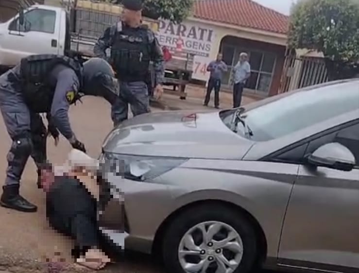 Mulher sofre traumatismo craniano após ser atropelada por motociclista em fuga