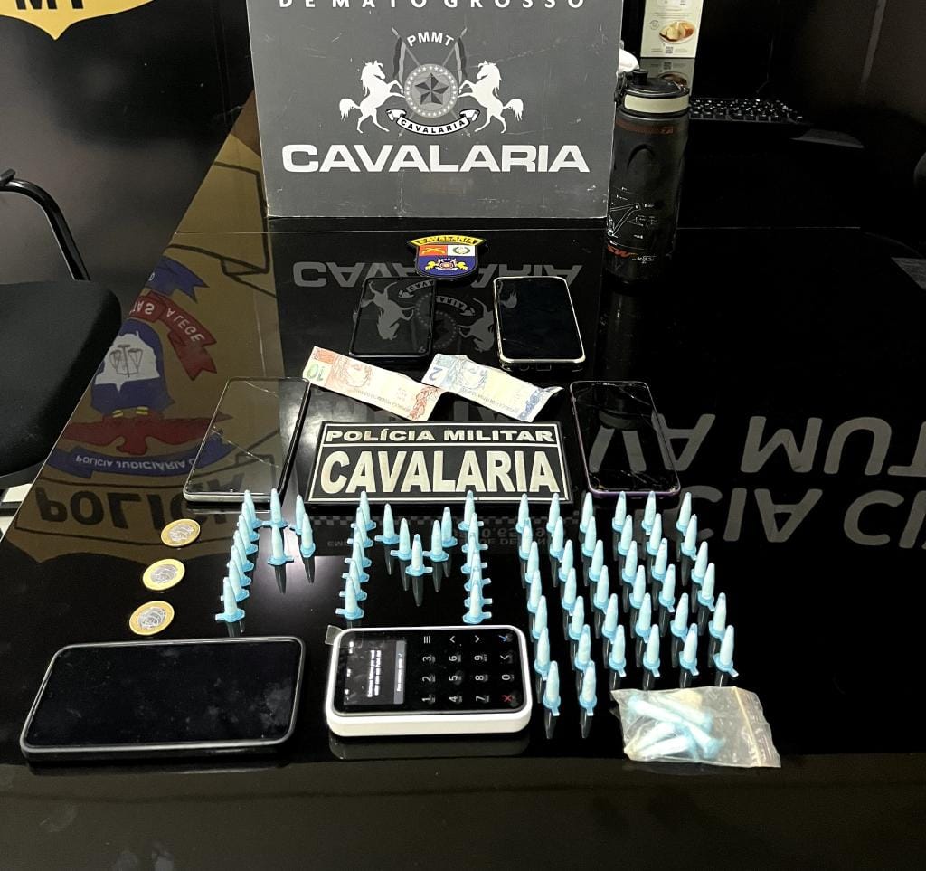 Cavalaria da PM apreende 71 porções de drogas e prende dois faccionados