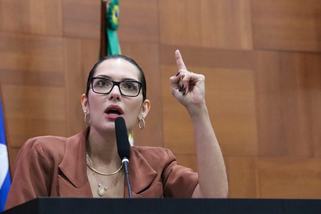 Janaina diz que virou alvo por pontuar nas pesquisas e desafia Mauro a ter voto fora do poder