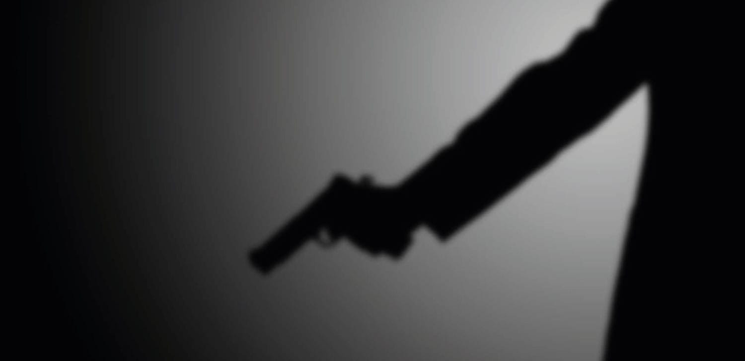 Homem é assassinado a tiros dentro de carro, e amigo baleado durante a madrugada