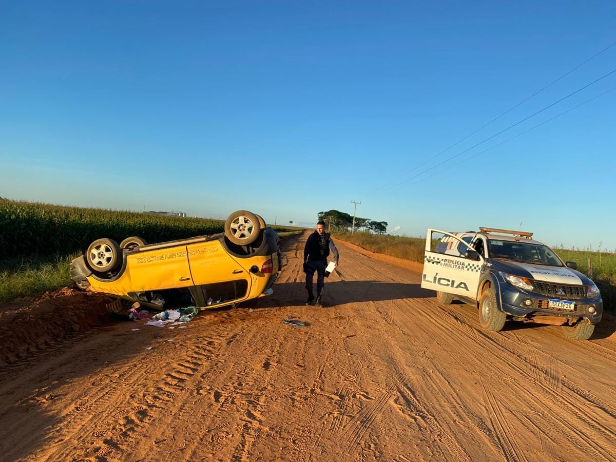 Homem mata dois idosos em fazenda, capota carro em estrada e é preso bebendo em bar