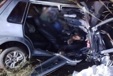 Motorista morre e passageiro fica ferido após carro sair da  pista e capotar na MT-130