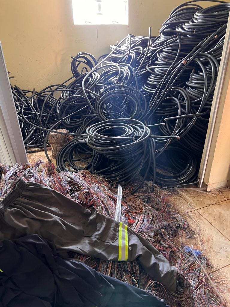 Bando se passa por funcionários de telefonia e furta 5,8 toneladas de fios de cobre e de fibra óptica