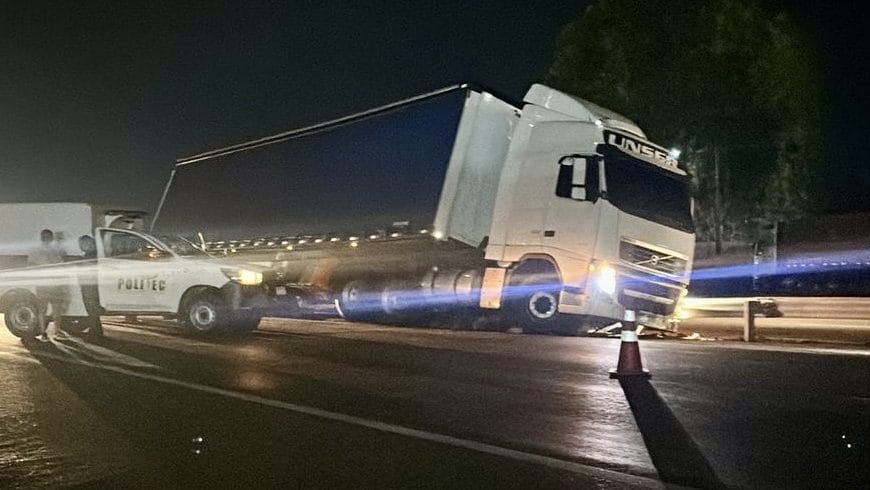Motociclista morre após ser atropelado e arrastado por carreta na BR-364