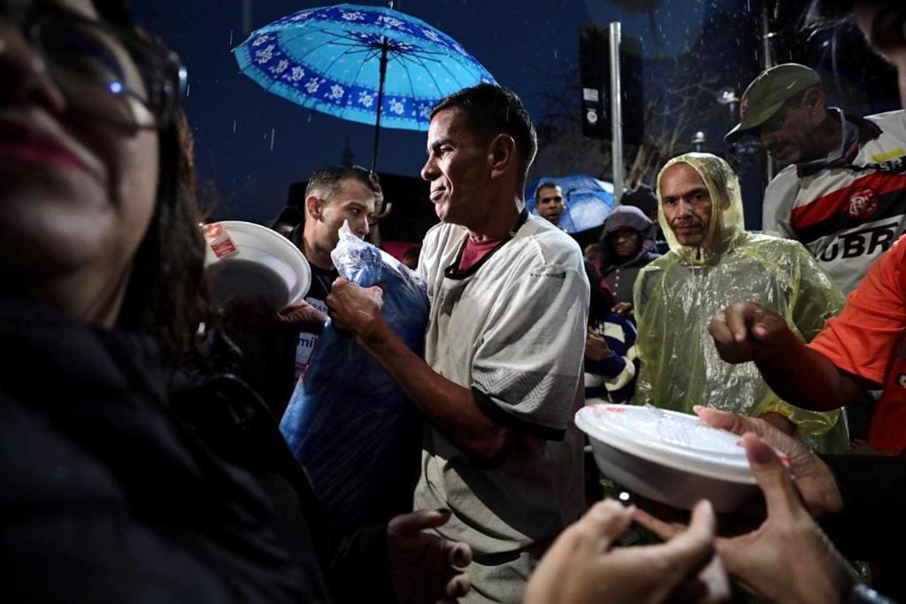 Primeira-dama de MT promove  entrega de alimento e cobertor para população de rua