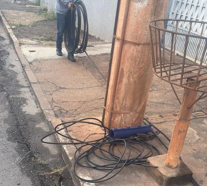 Dupla se passa por funcionários de empresa de telefonia e furta fios de cobre