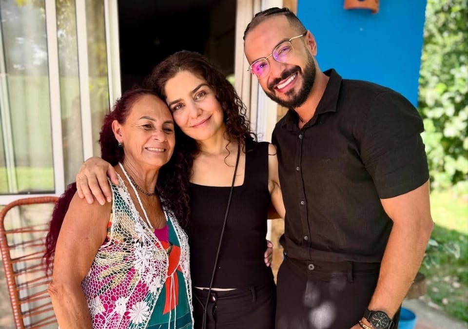 Letícia Sabatella visita o quintal de Dona Domingas durante filmagens em MT