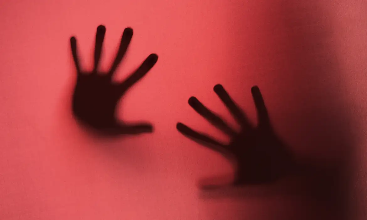 PM arromba porta e resgata menor sequestrada e mantida em cárcere em AP de Cuiabá