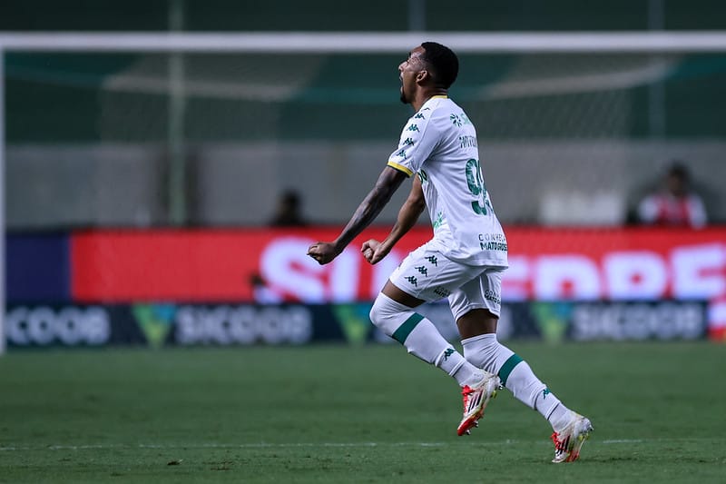 Com dois gols de Mateusinho, Cuiabá vence o Athletic-MG e entra no G4 da Série B