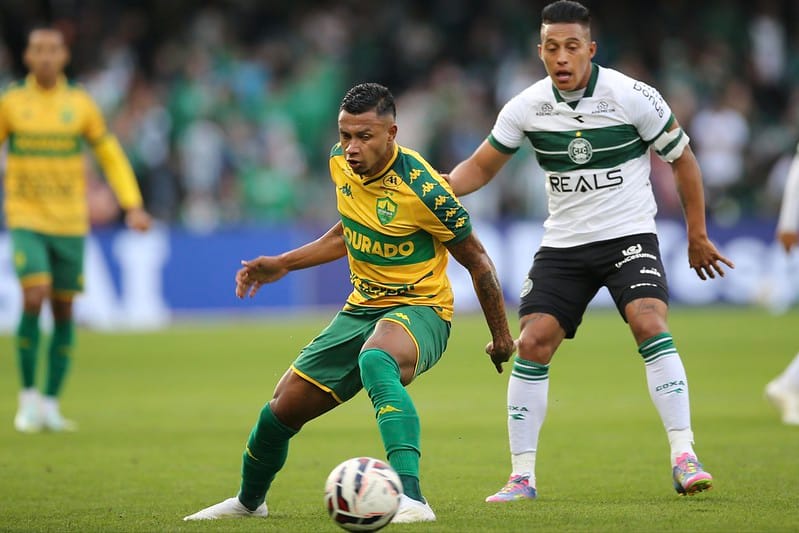 Cuiabá vacila de novo, perde do Coritiba e se complica na Série B