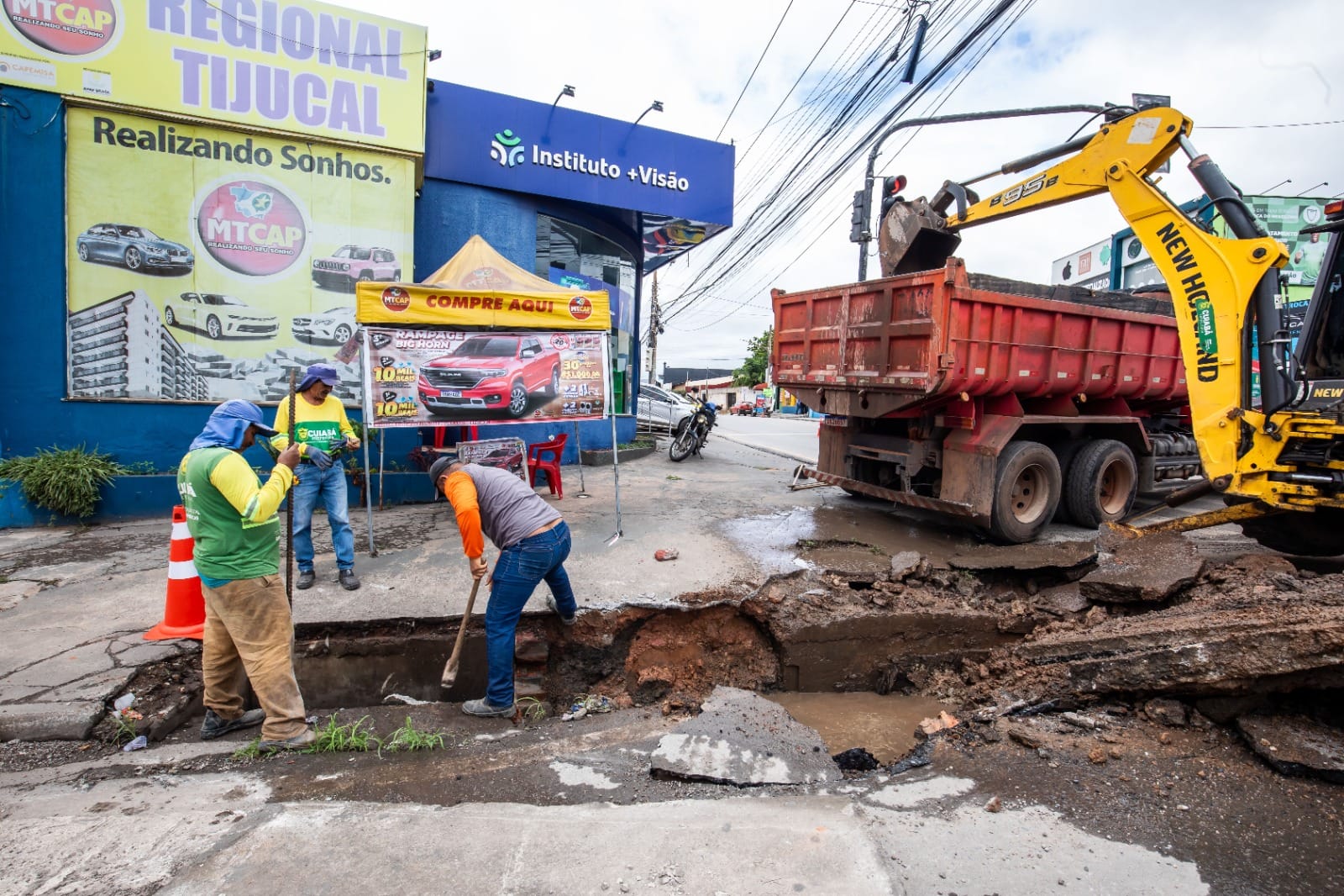 Prefeitura executa manutenção na rede de drenagem no bairro Tijucal