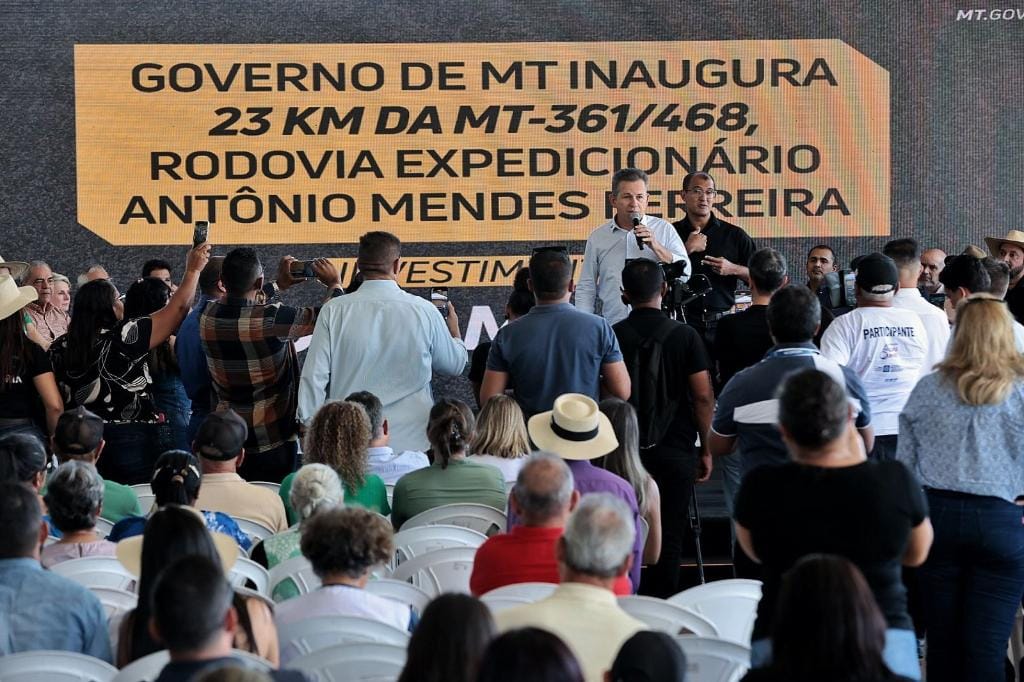 Governador chora ao lembrar dos pais: "fazendo o que gostaria de ter feito por eles"