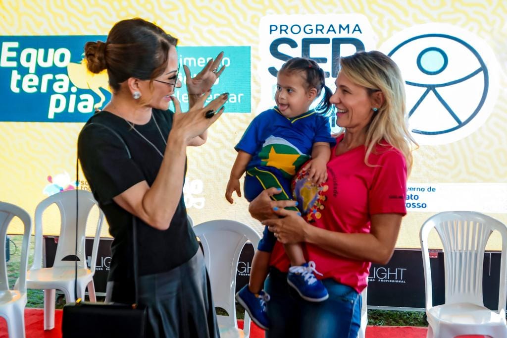 Primeira-dama, Setasc e Sefaz entregam cheque do Nota MT para Apae nesta terça-feira