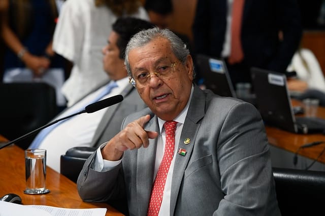 Senador nega fuga das urnas em 2026 e ironiza prefeito: “a nova mãe Diná de Mato Grosso”