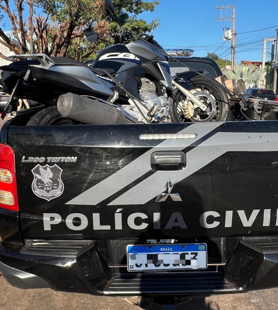 Operação prende líder de facção que extorquia comerciantes e confisca carrão e motos