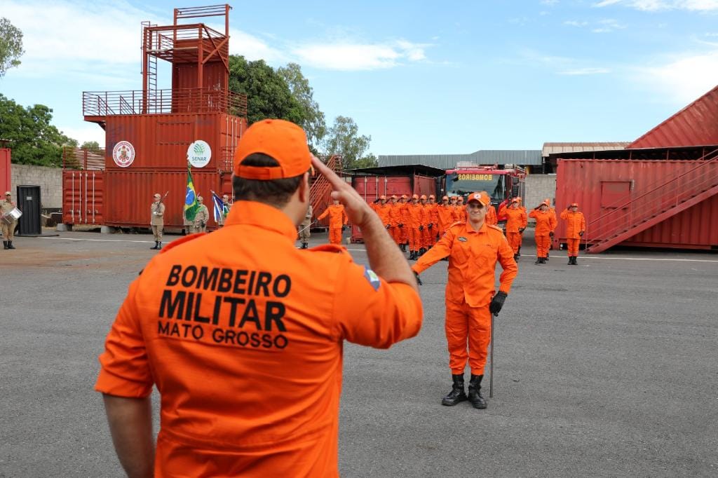 Corpo de Bombeiros de MT adere a padrão internacional e adota fardamento laranja