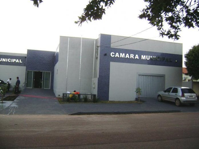 Justiça determina suspensão de verba extra de R$ 4,4 mil para vereadores em cidade de MT