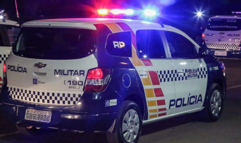 Homem é executado a tiros dentro de bar e amigo fica gravemente ferido