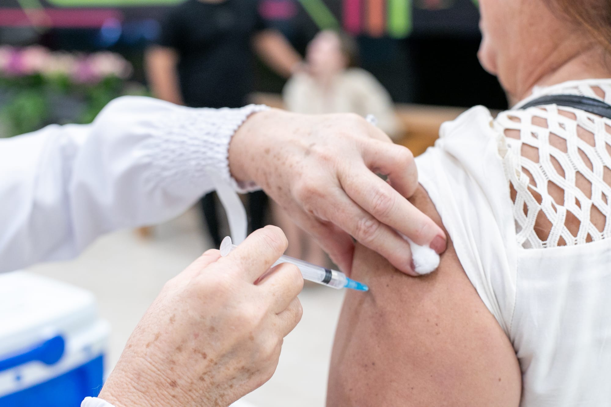 Vacina da gripe é oferecida aos sábados em três shoppings centers de Cuiabá