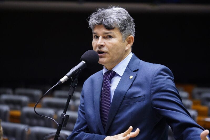 Deputado cita “venezuelização” do Brasil e critica STF: “Cada ministro tem sua Constituição”
