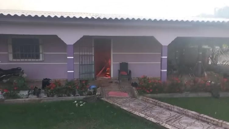 Suspeito de espancar homem e atear fogo em casa por ciúmes da ex-companheira é presa