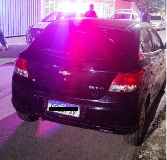 Dupla em moto rende motorista de aplicativo e leva veículo em Cuiabá; um criminoso é preso
