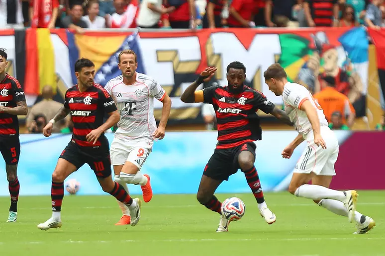 Flamengo tem 'apagão defensivo', perde do Bayern de Munique e está eliminado