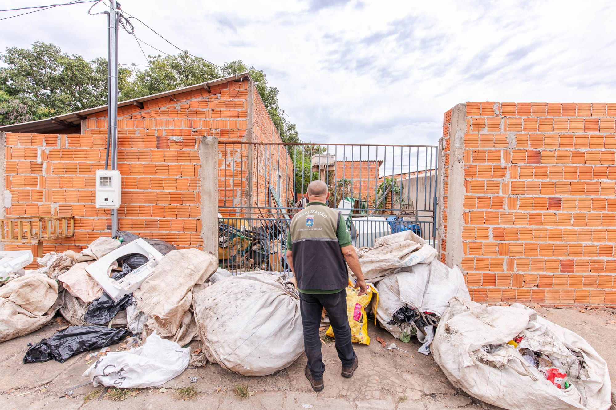 Fiscalização identifica diversas irregularidades ambientais em sucatões na capital