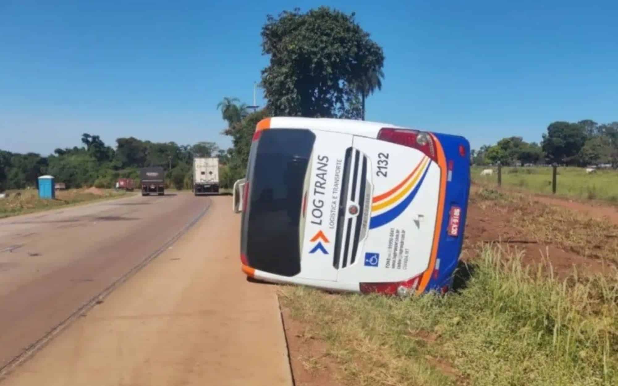 Ônibus com 32 pessoas tomba na rodovia BR-364 em Jaciara e deixa quatro feridos