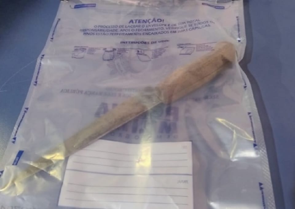 Jovem flagra namorada de 16 anos com amante no quarto e mata os dois a facadas em MT