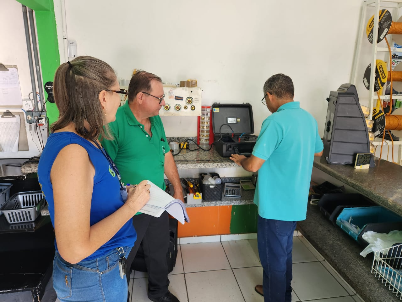 Operação do Ipem fiscaliza cabos e cordões elétricos em Cuiabá e Várzea Grande