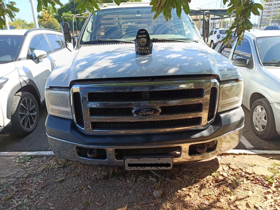PM prende faccionado por tráfico de drogas e recupera caminhonete furtada