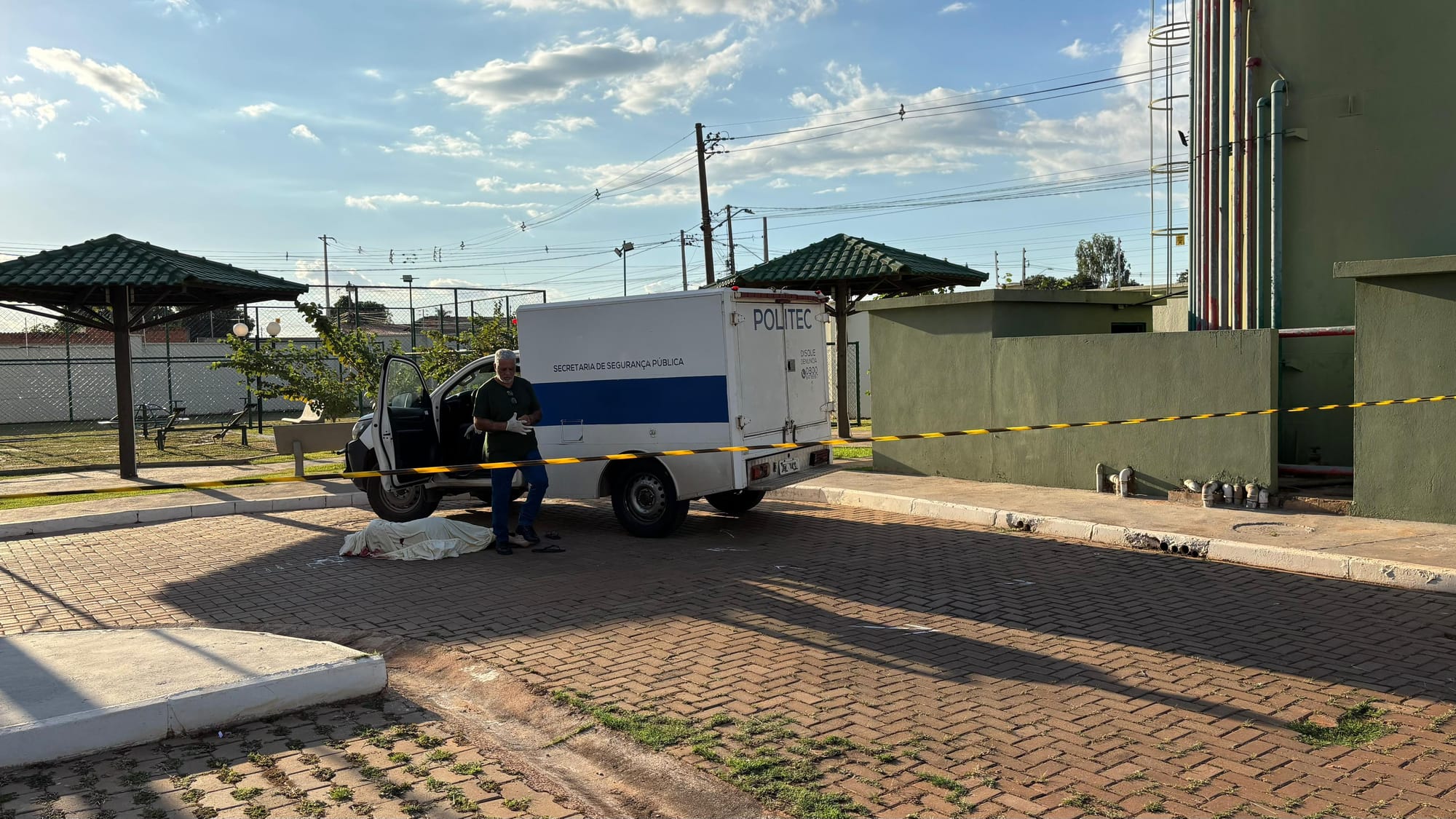 Dupla com tornozeleira é executada dentro de condomínio residencial em Várzea Grande