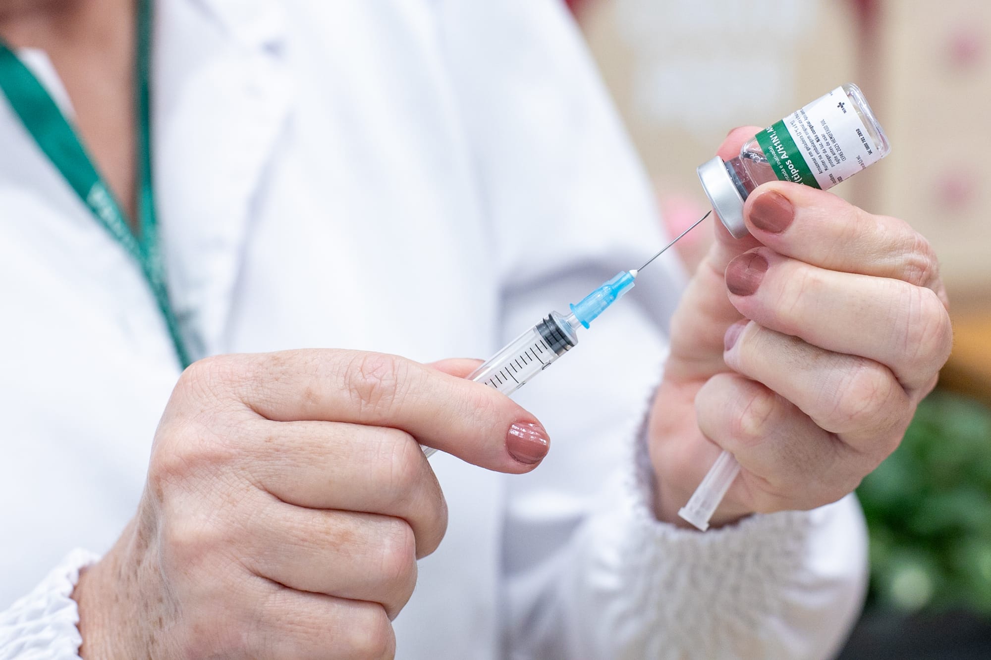 Cobertura atinge só 33% do público-alvo; vacinação nos shoppings termina neste sábado