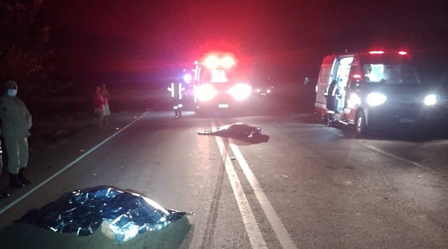 Casal morre em acidente entre carro e motocicleta em anel viário e motorista é preso