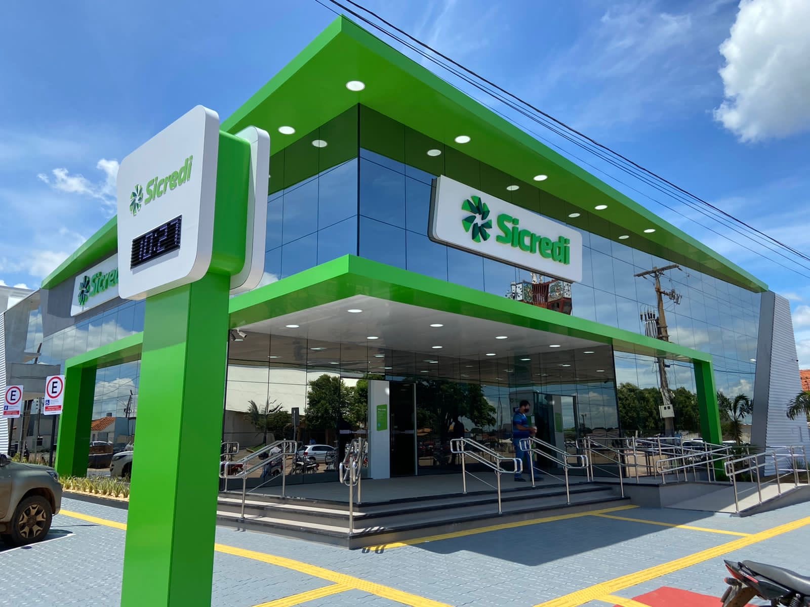 Sicredi é condenada a pagar R$ 24 mil por negar seguro de casa destruída por vendaval em MT