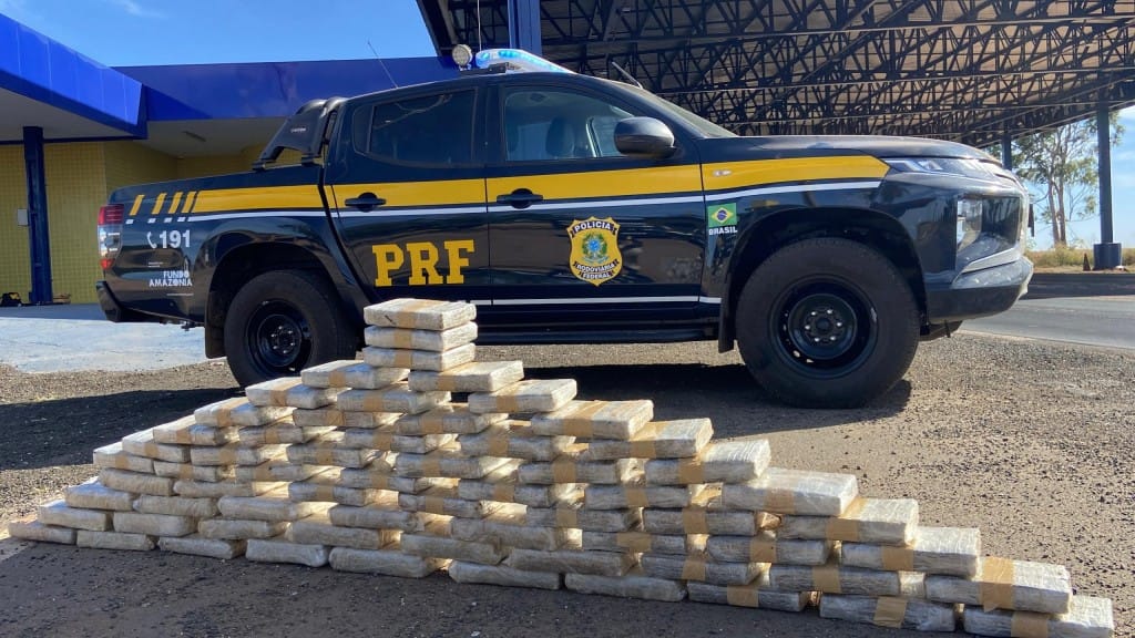 Traficante usando uniforme de empresa é preso pela PRF com  67 KG de supermaconha