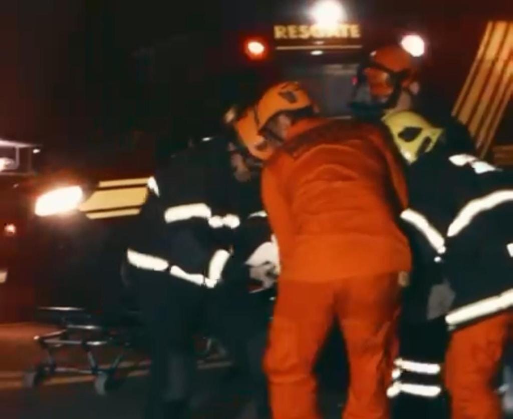 Colisão frontal entre Fiat Strada e caminhão deixa casal ferido na rodovia BR-174; vídeo