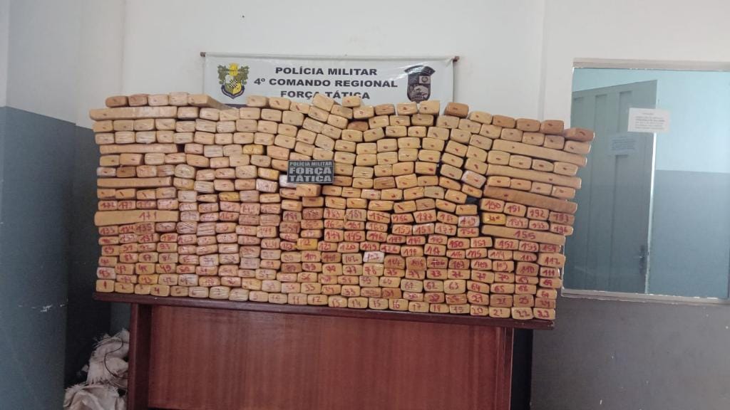 Traficante de 20 anos é preso em flagrante e PM apreende quase meia tonelada de maconha