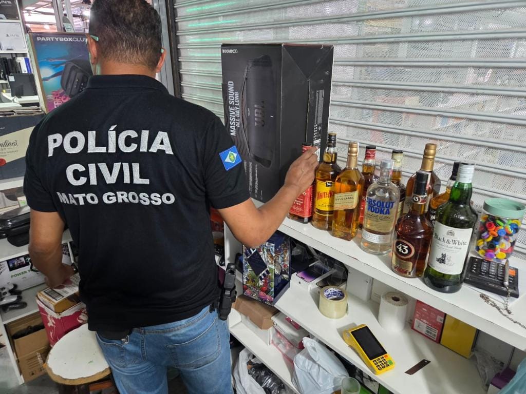PC apreende centenas de garrafas de bebidas falsificadas e prende comerciantes