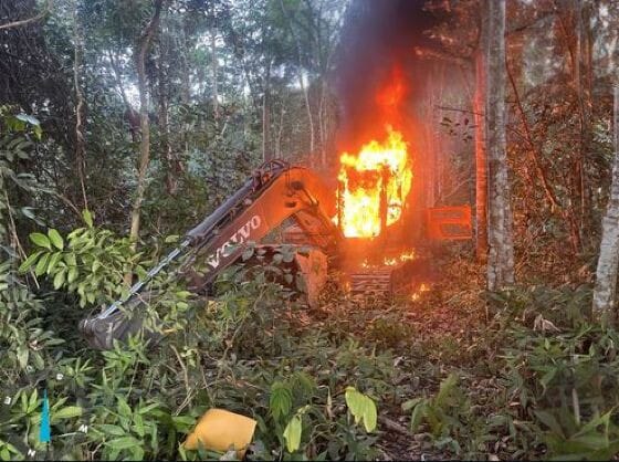PF destrói máquinas encontradas em garimpos ilegais em terra indígena em Mato Grosso