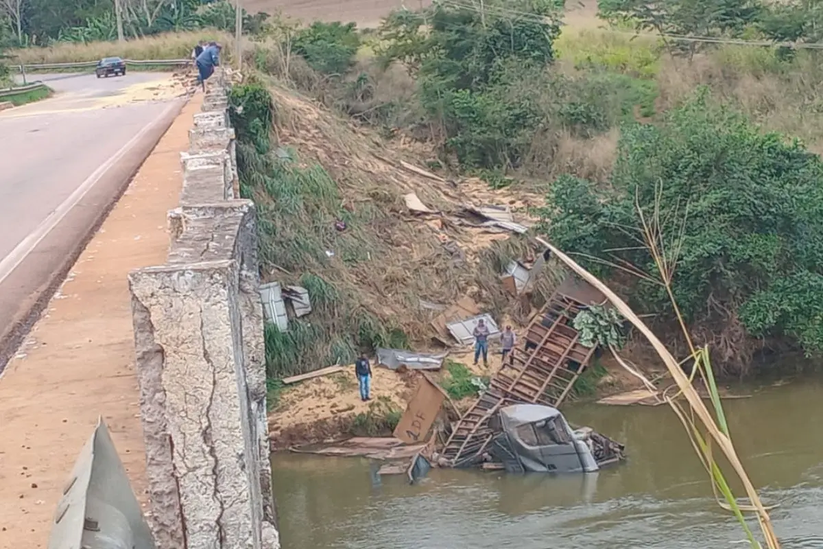 Carreta cai de ponte, fica submersa em rio e  bombeiros fazem buscas por motorista