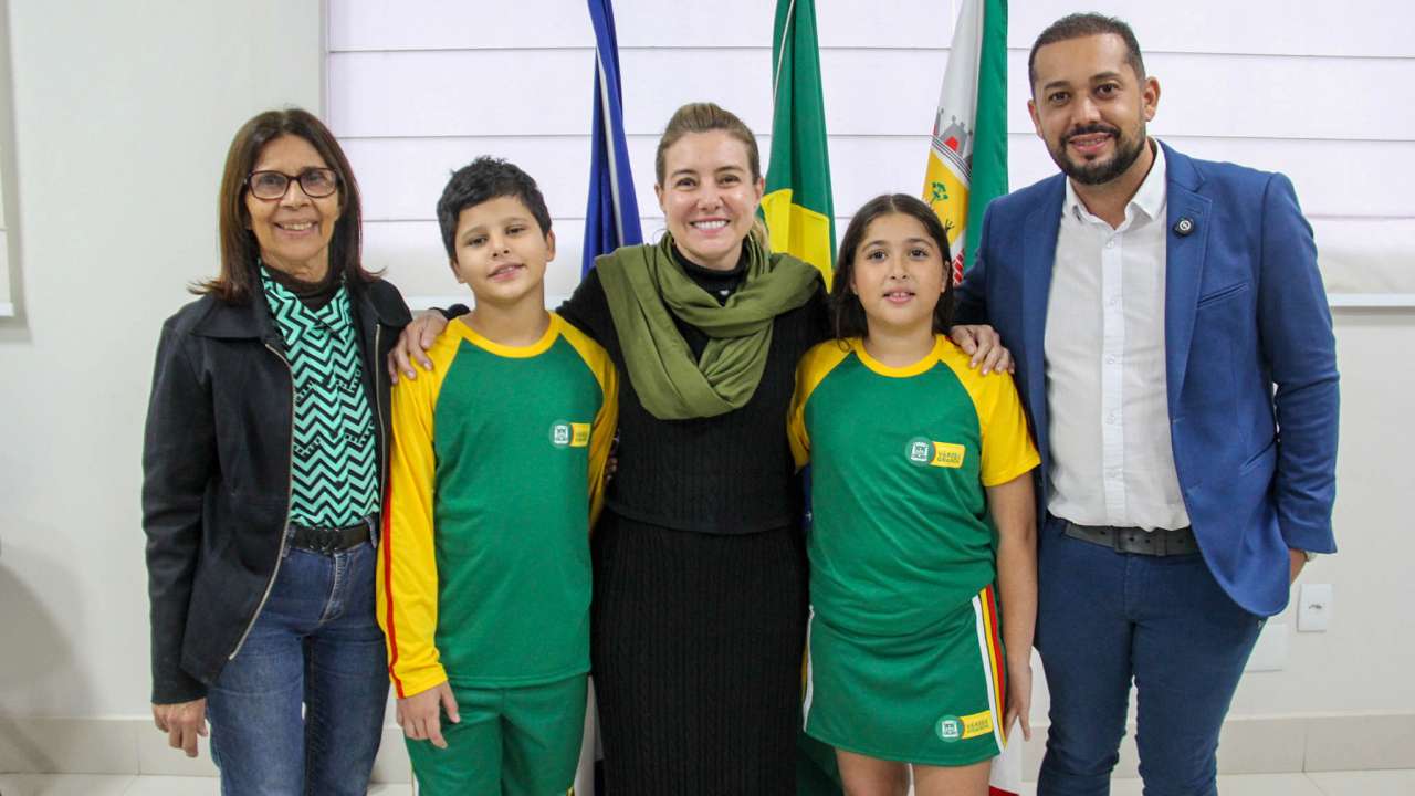 Modelos de uniformes da rede municipal são apresentados e prefeita culpa Kalil por atraso