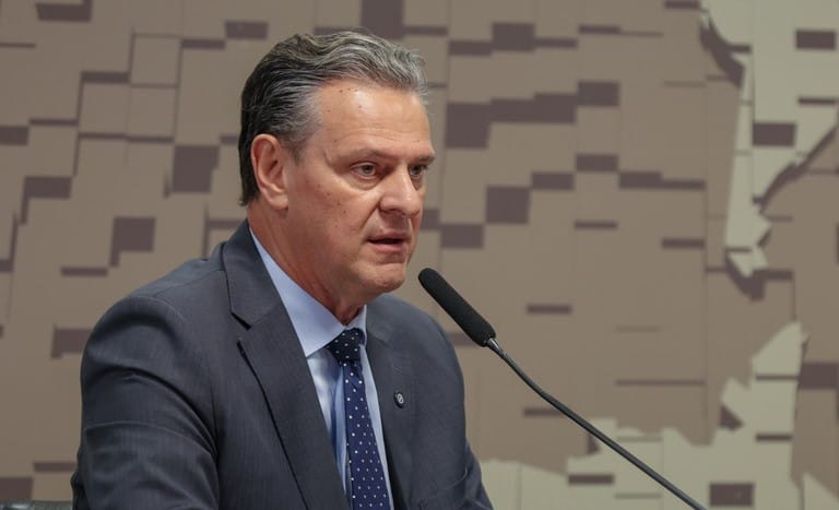 Fávaro reage à tarifa de Trump e e vê ato como “interferência na soberania brasileira”