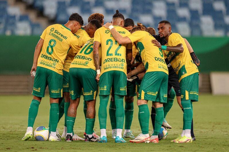 Sem vencer há 4 jogos, Cuiabá recebe o Amazonas em busca da vitória para aproximar do G4