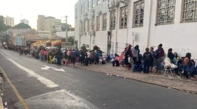 Programa habitacional em Cuiabá gera tumulto e enormes filas na frente da prefeitura; veja vídeos