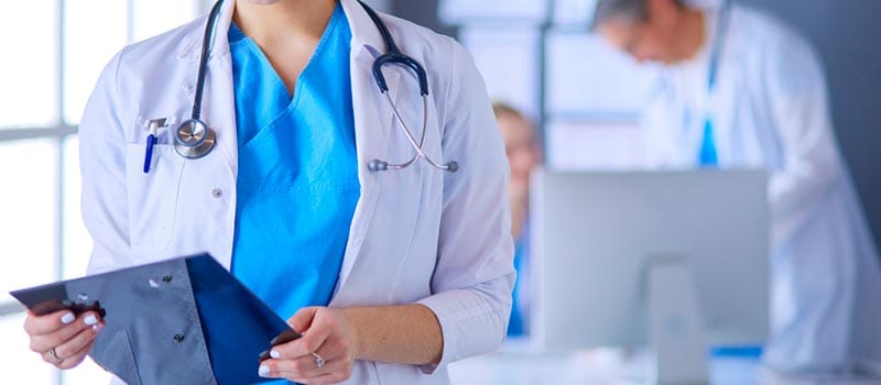 Justiça condena família de médica em Cuiabá a devolver R$ 257 mil por mais de 100 faltas