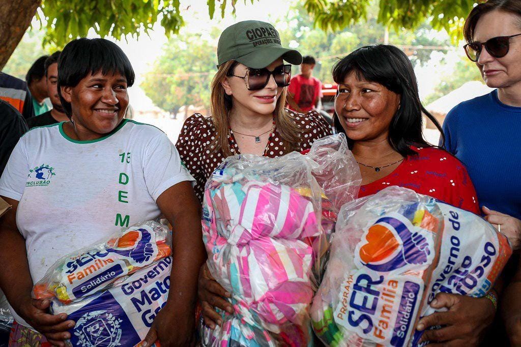 Primeira-dama de MT entrega cestas do programa SER Família Solidário na Aldeia Santa Clara