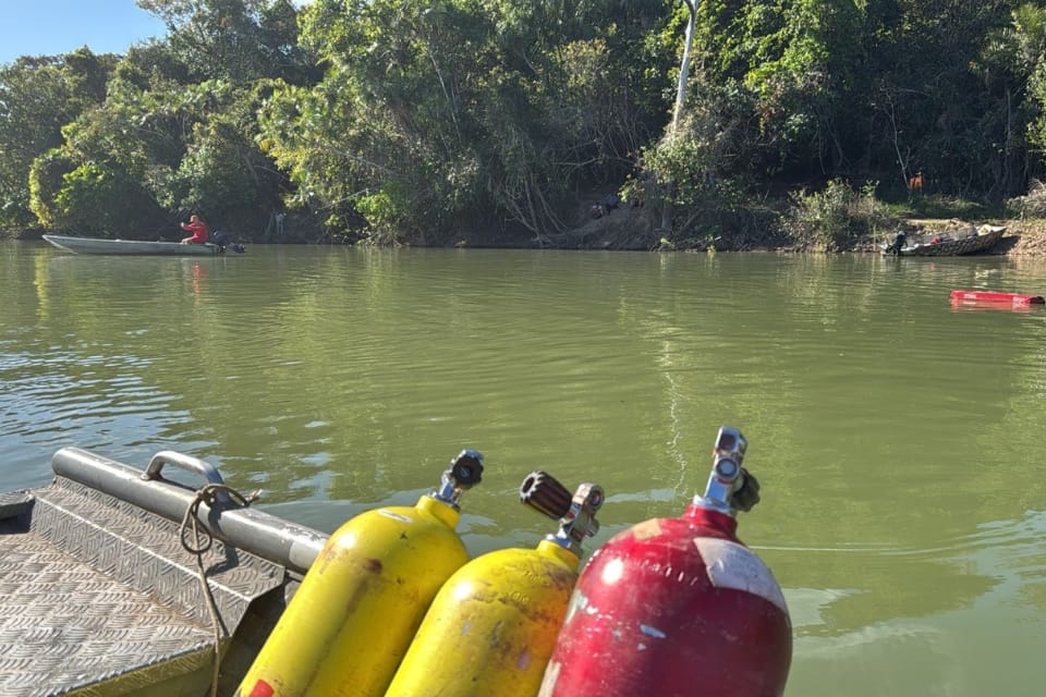 Bombeiros encontram corpos de dois homens e uma criança após canoa virar em rio