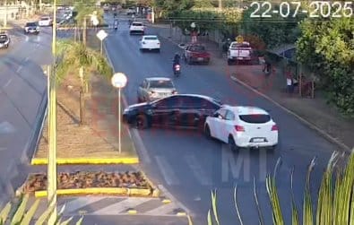 Homem não aceita fim, ameaça de morte, persegue ex-exposa e provoca acidente; veja vídeo